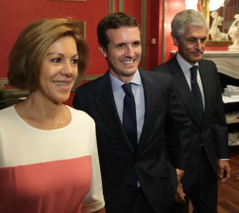 La crisis interna rompe la alianza Casado-Cospedal en el PP catalán