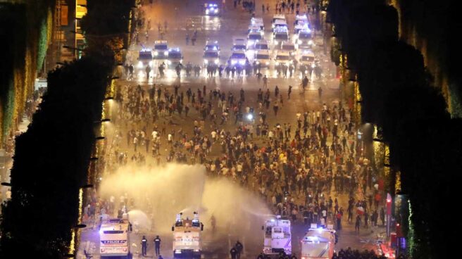 Disturbios en el centro de París tras la victoria de Francia en el Mundial de fútbol.