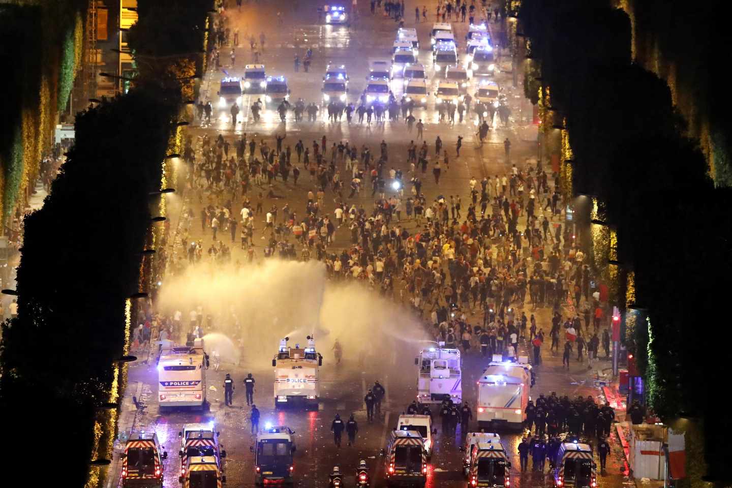 Disturbios en el centro de París tras la victoria de Francia en el Mundial de fútbol.