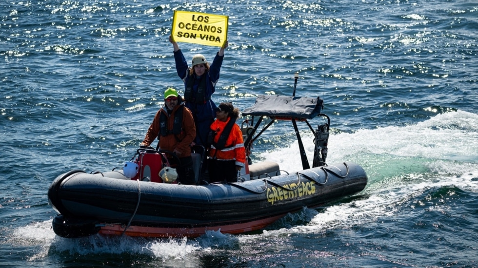Acción de Greenpeace en la ría de Arousa contra la papelera Altri.
