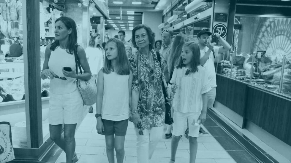 La reina Letizia, acompañada de sus hijas la princesa Leonor, y la infanta Sofía, junto a la reina Sofia, en el Mercado del Olivar de Palma de Mallorca.