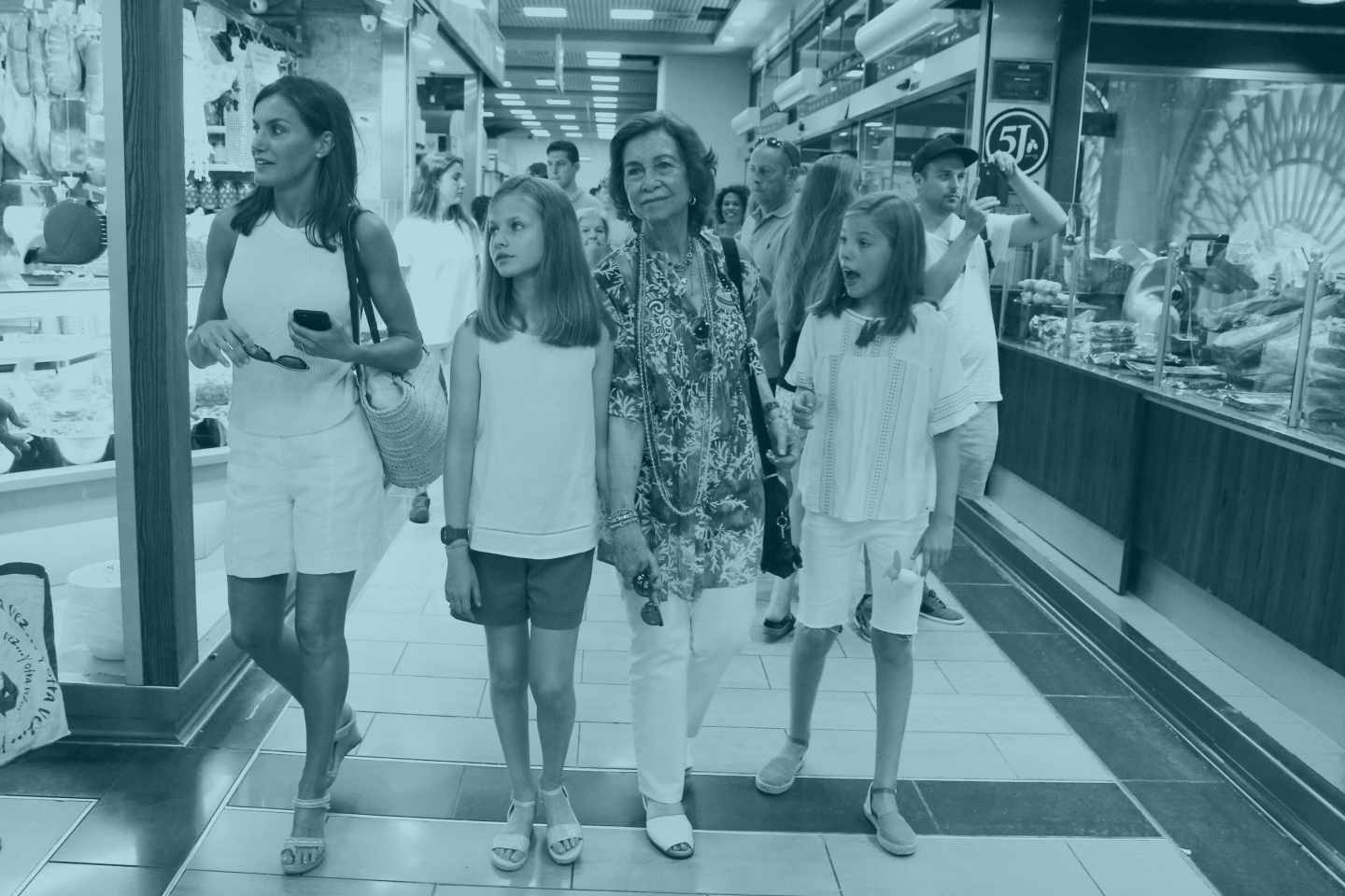 La reina Letizia, acompañada de sus hijas la princesa Leonor, y la infanta Sofía, junto a la reina Sofia, en el Mercado del Olivar de Palma de Mallorca.