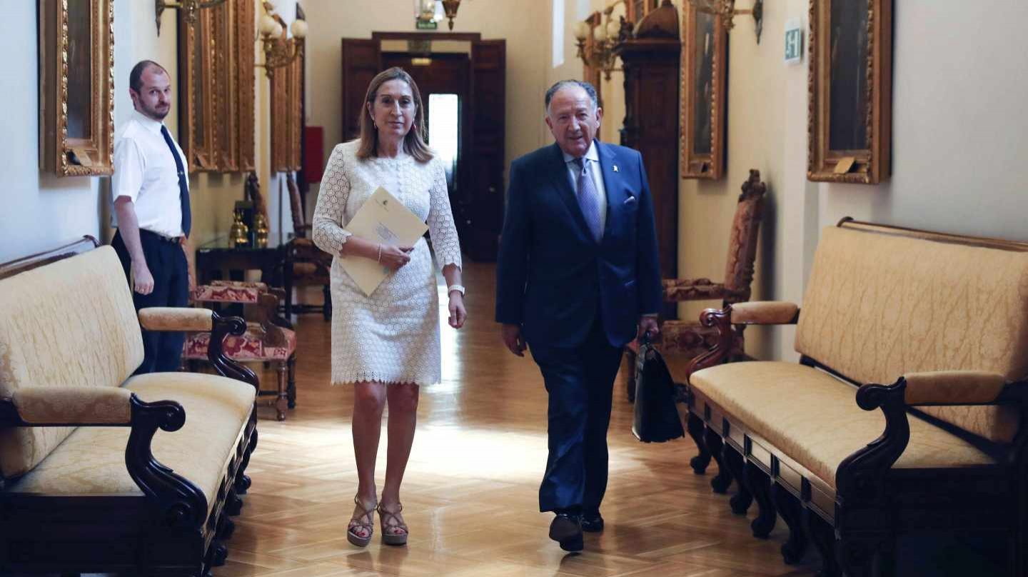El director del Centro Nacional de Inteligencia, Félix Sanz Roldán, a su llegada al Congreso junto a Ana Pastor.