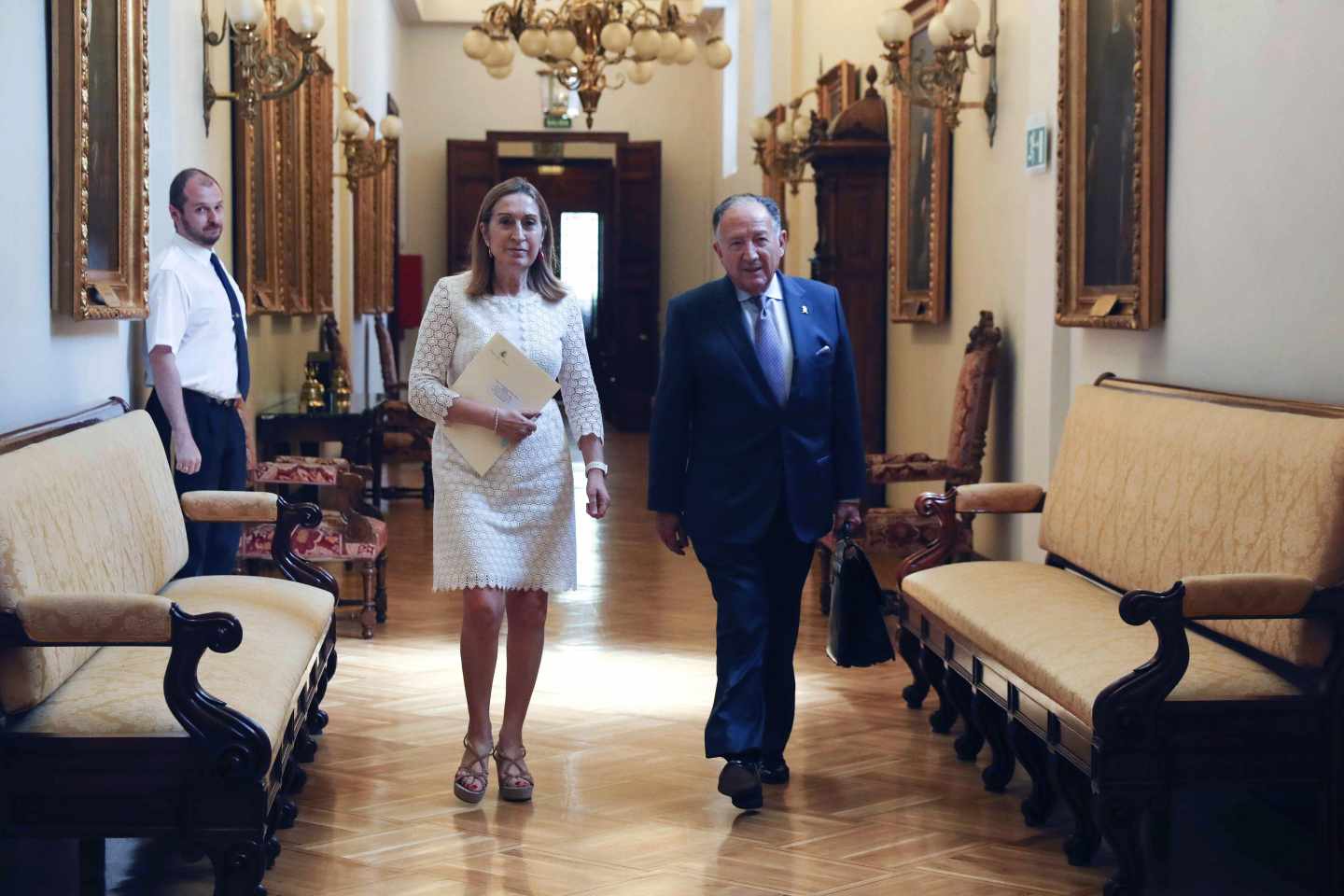 El director del Centro Nacional de Inteligencia, Félix Sanz Roldán, a su llegada al Congreso junto a Ana Pastor.