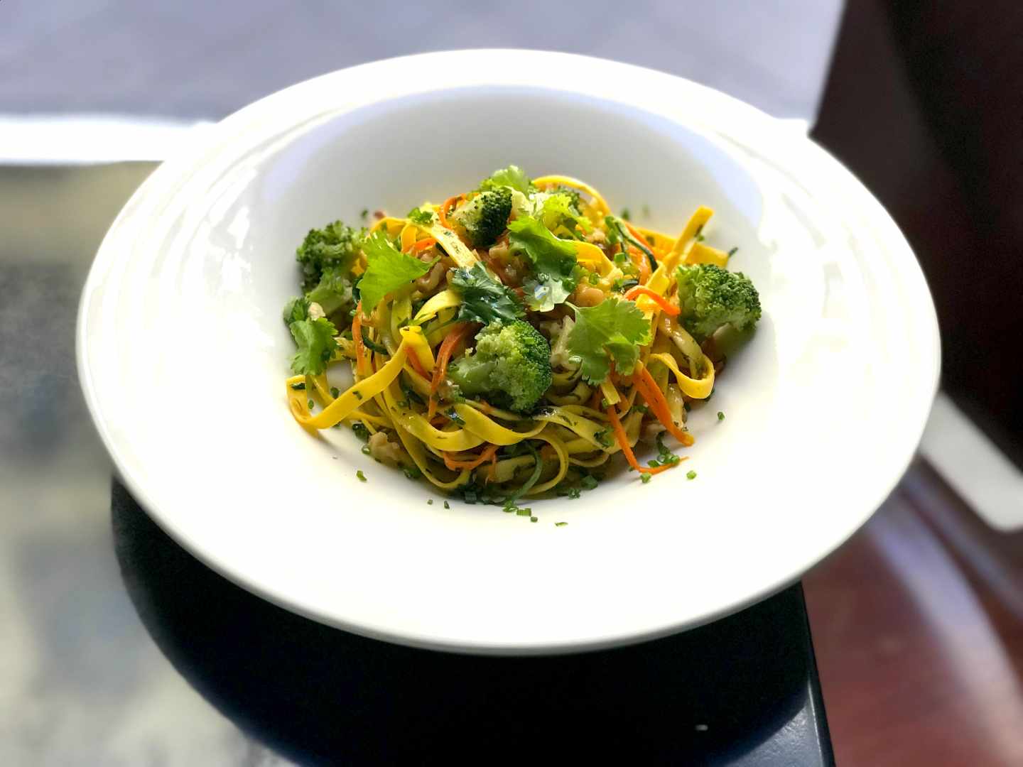 Tagliatelle salteado con brócoli, tallarín de calabacín, nueces y trufa. 