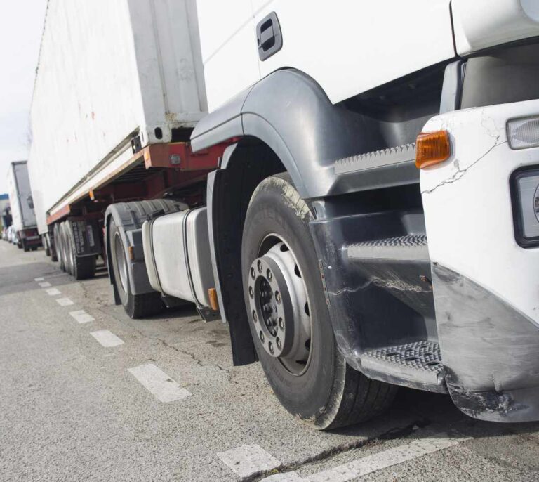 Muere un motorista tras chocar contra un camión cuyo conductor iba drogado