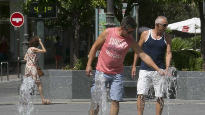 fotogaleria_5754963_0 Hombre sofocando el calor en una fuente pública