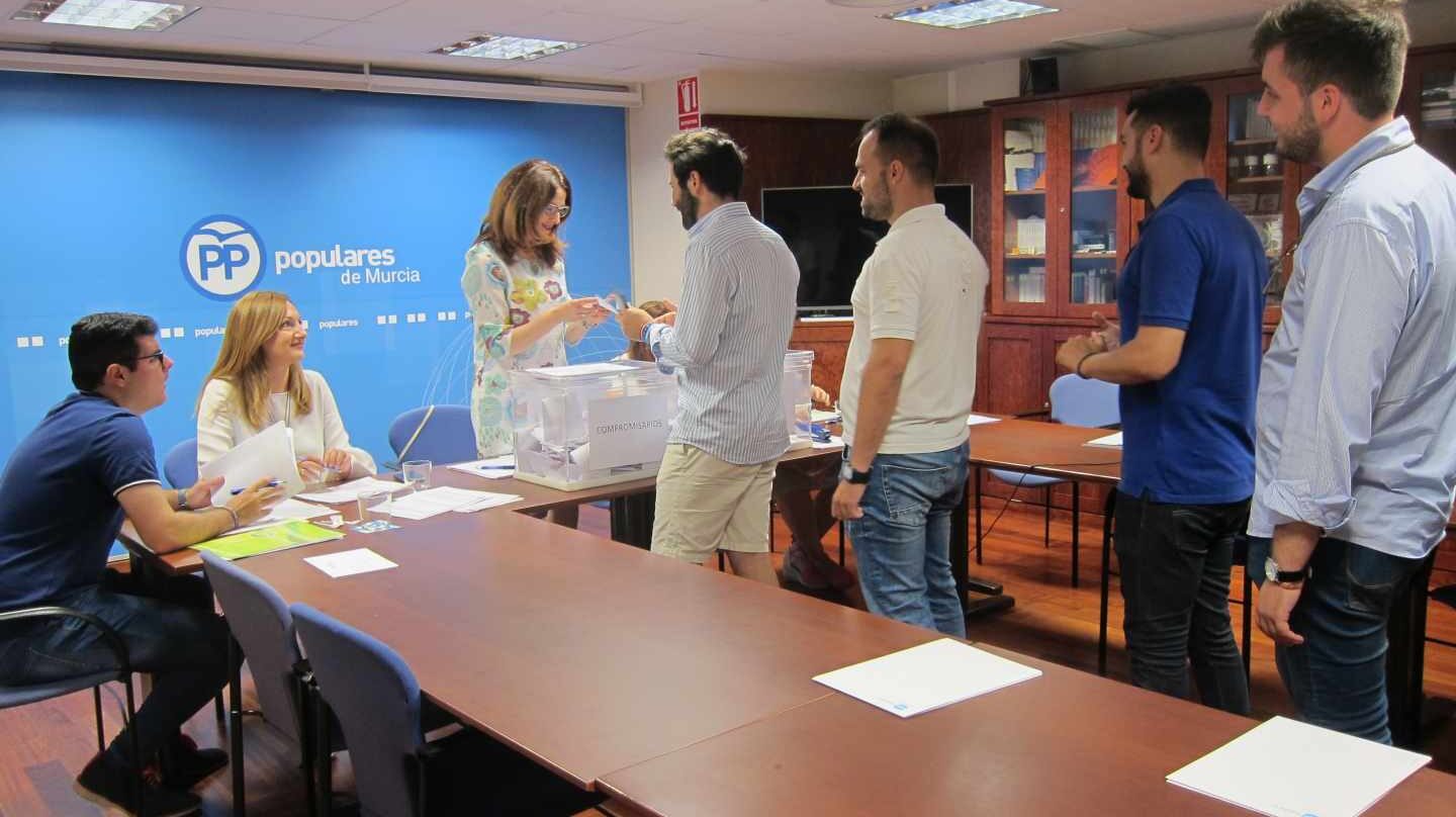 Una cola de afiliados en la sede del PP de Murcia en las primarias populares.
