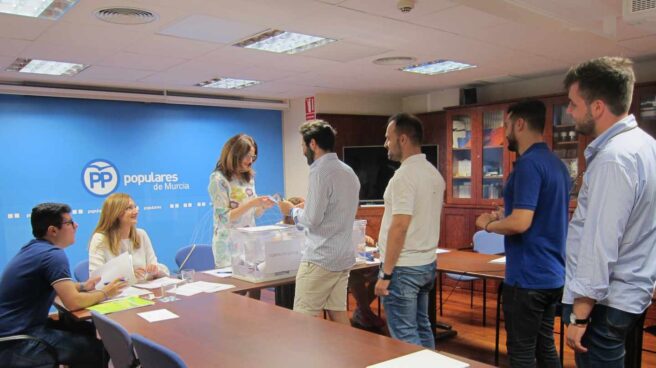 Una cola de afiliados en la sede del PP de Murcia en las primarias populares.