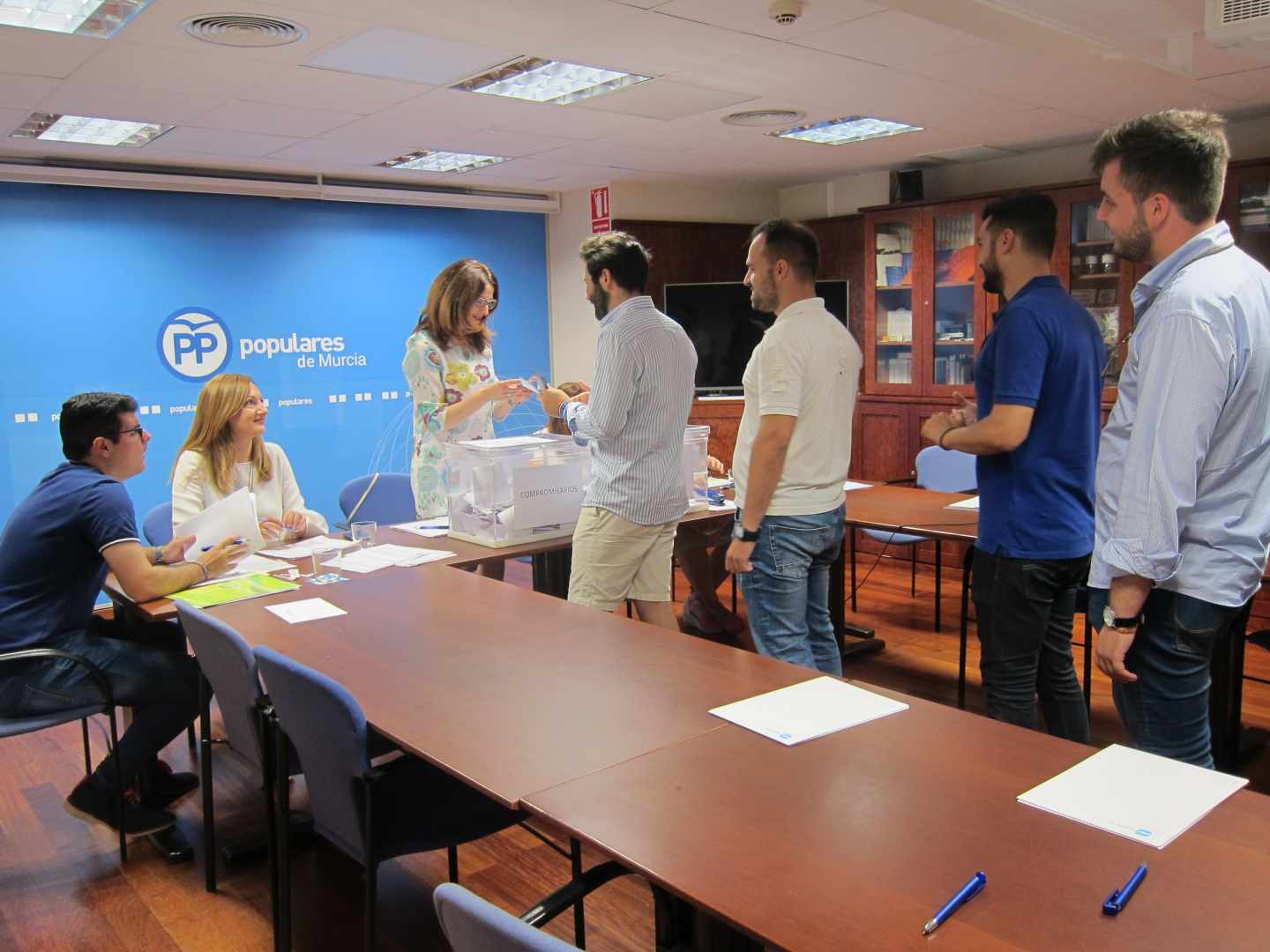 Una cola de afiliados en la sede del PP de Murcia en las primarias populares.