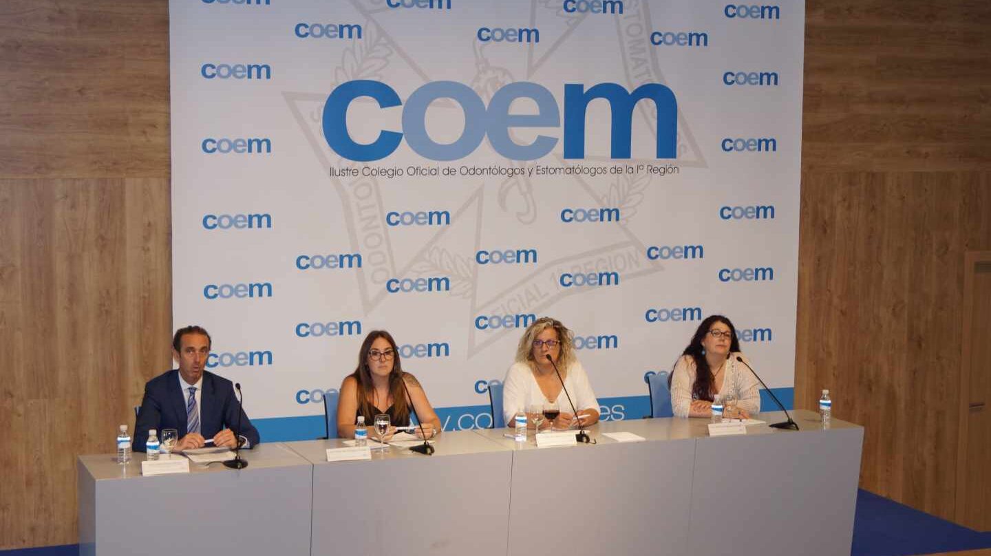 El presidente del Colegio de Odontólogos de Madrid, Antonio Montero, con tres afectadas de Madrid de las clínicas de iDental.