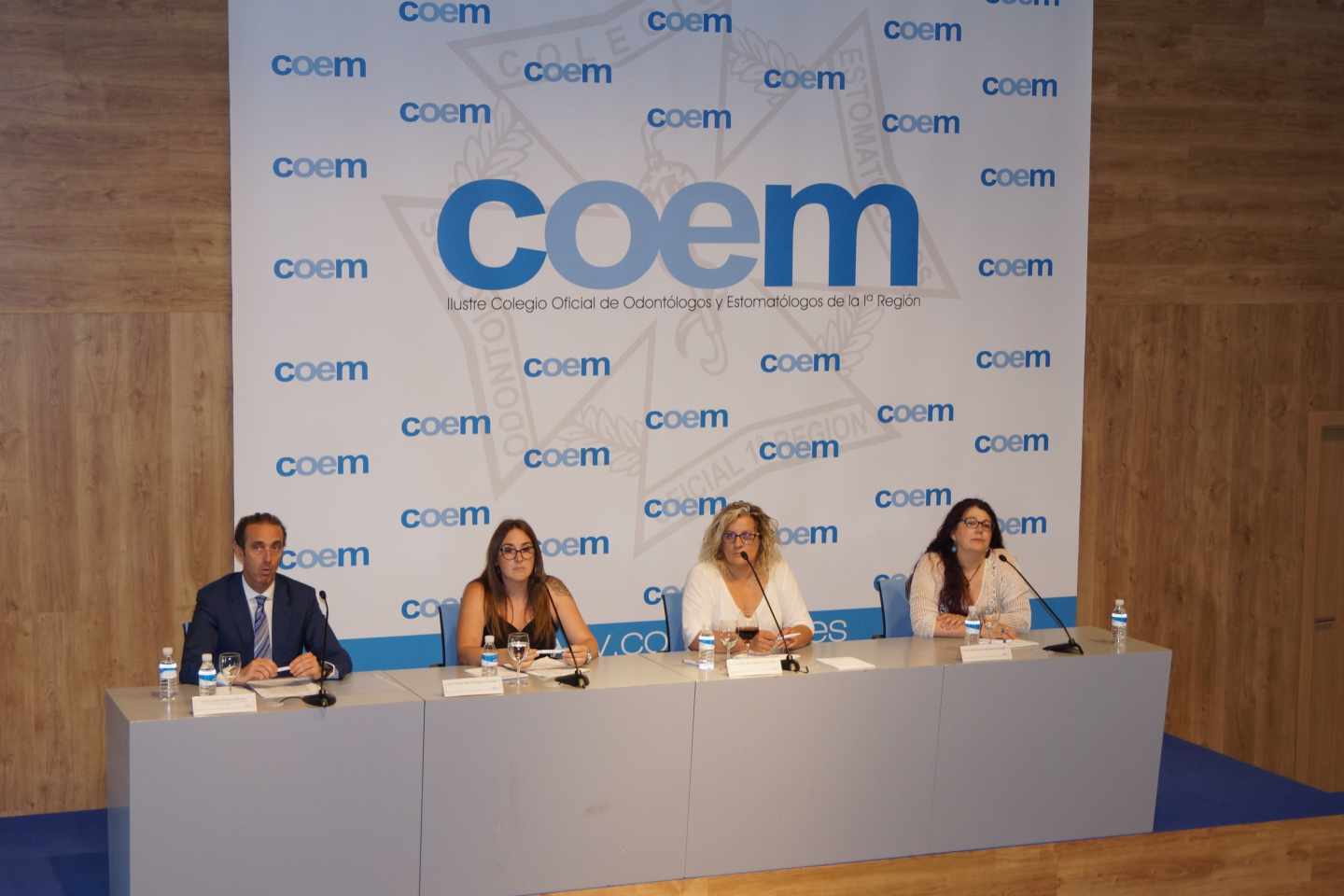 El presidente del Colegio de Odontólogos de Madrid, Antonio Montero, con tres afectadas de Madrid de las clínicas de iDental.