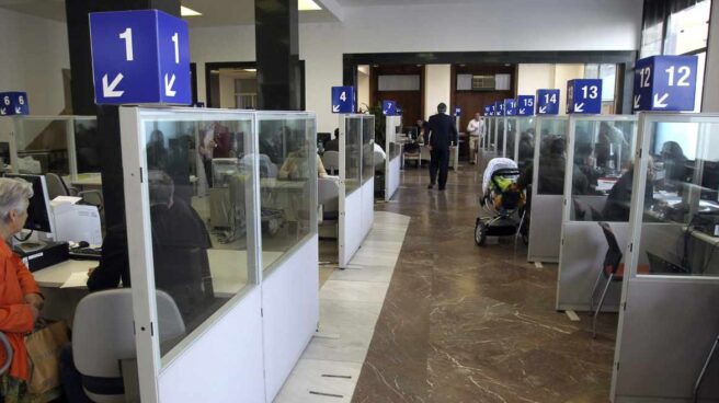 funcionarios Empleados públicos en una oficina de la Agencia Tributaria.