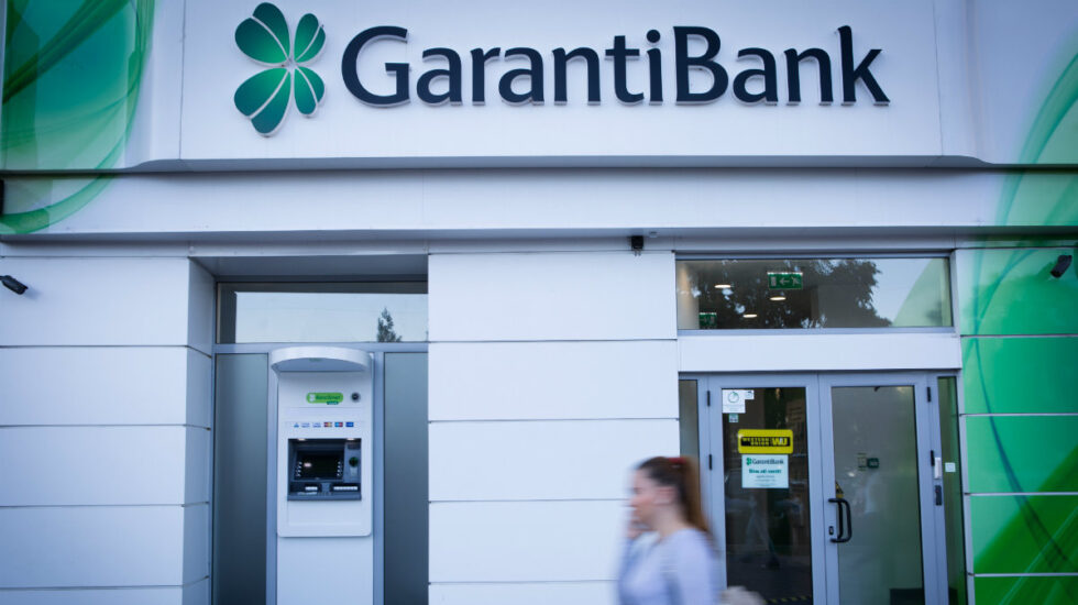 El colapso de la lira turca fulmina 2.500 millones de la inversión de BBVA en Garanti.