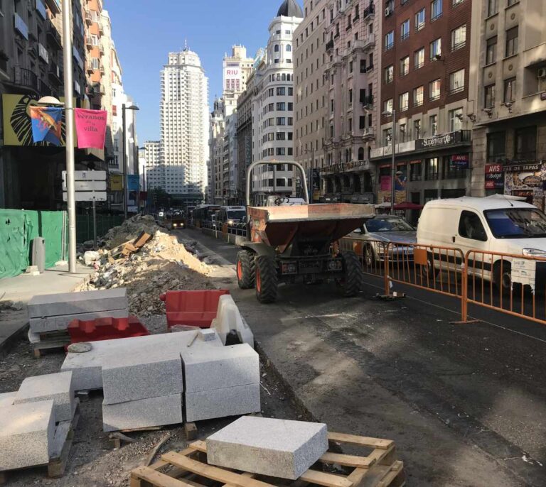 Las grandes constructoras e inmobiliarias paralizan sus obras en España
