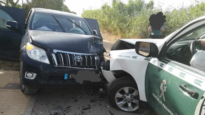 Un vehículo de la Guardia Civil, tras ser embestido por un todoterreno de los narcos en La Línea (Cádiz).