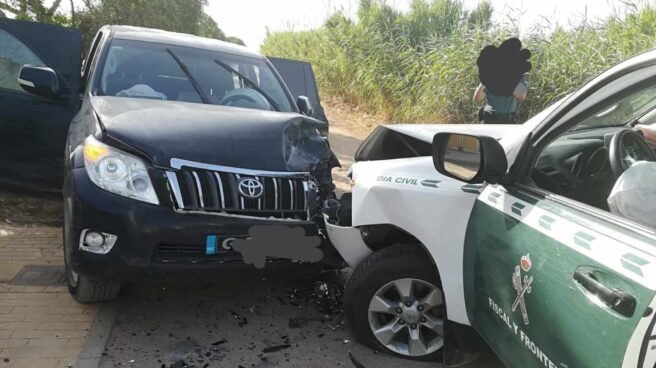 campo de gibraltar, territorio comanche Un vehículo de la Guardia Civil, tras ser embestido por un todoterreno de los narcos en La Línea (Cádiz).