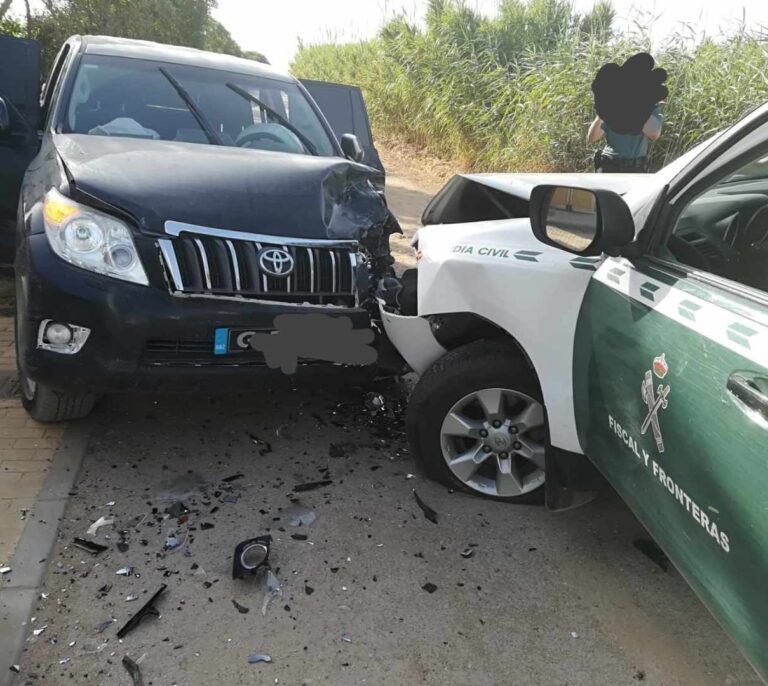 Un todoterreno de los narcos embiste a la Guardia Civil para evitar la captura de un alijo
