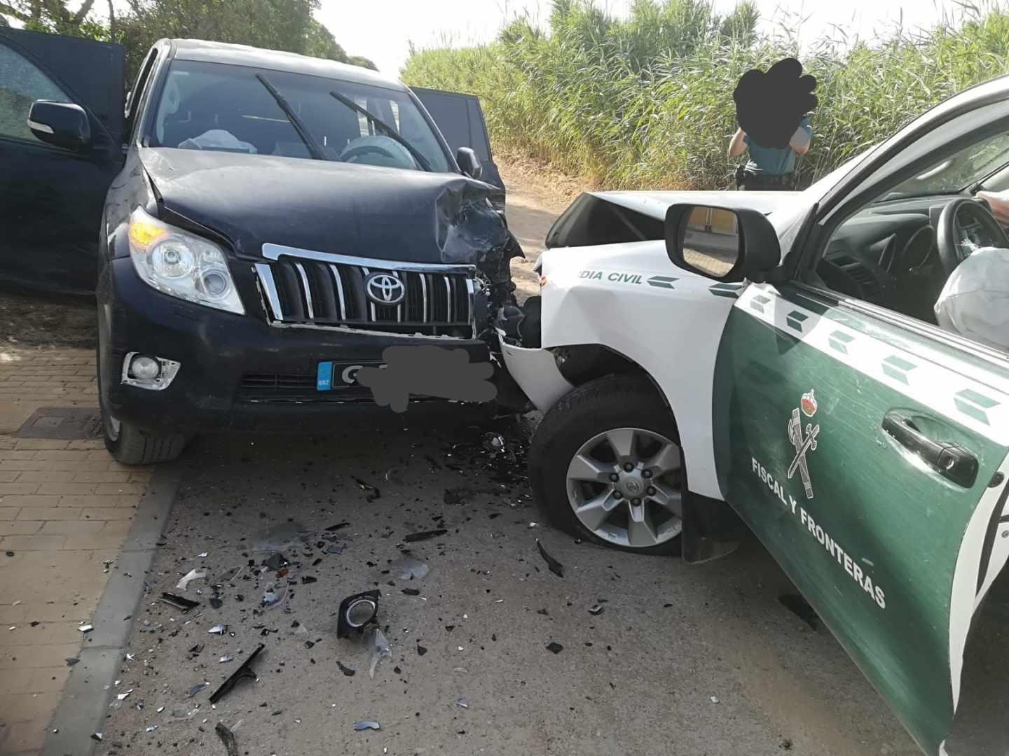 Un vehículo de la Guardia Civil, tras ser embestido por un todoterreno de los narcos en La Línea (Cádiz).