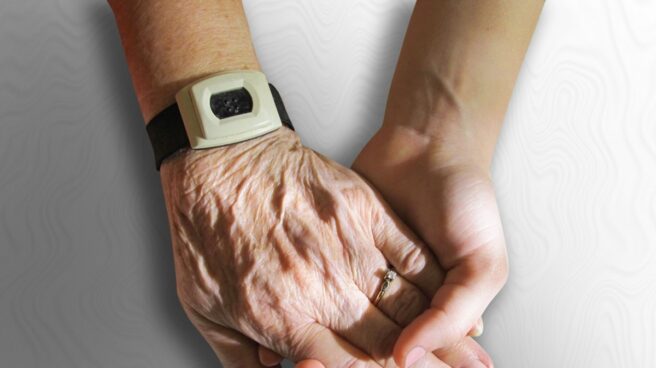 hands_old_young_holding_caring_friends_family_wrinkled-1005261 España bate su máximo histórico de envejecimiento.