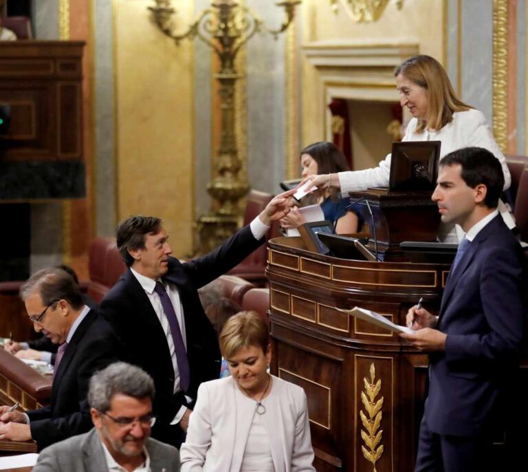 El PSOE negocia con el PP puestos clave en RTVE para atraerlo al pacto