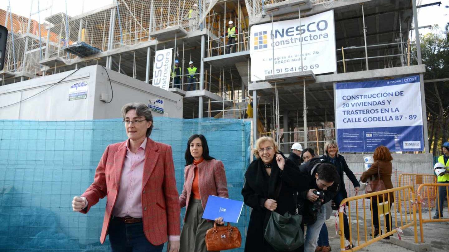 Carmena y parte de su equipo, además de ediles de la oposición ,visitan una promoción de VPO en febrero de 2017.
