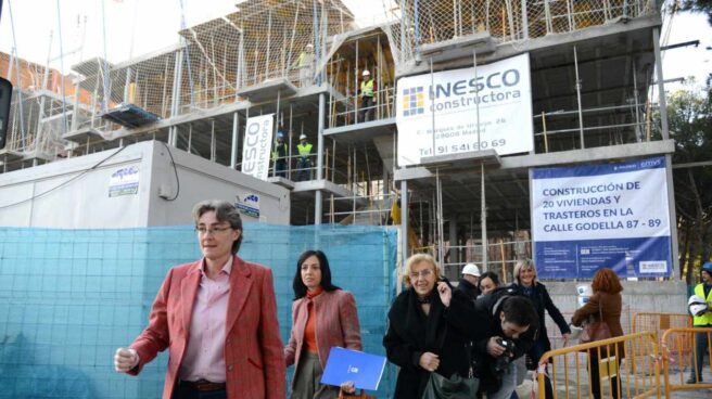 Carmena, Higueras y ediles de la oposición visitan una promoción de vivienda social en febrero de 2017.