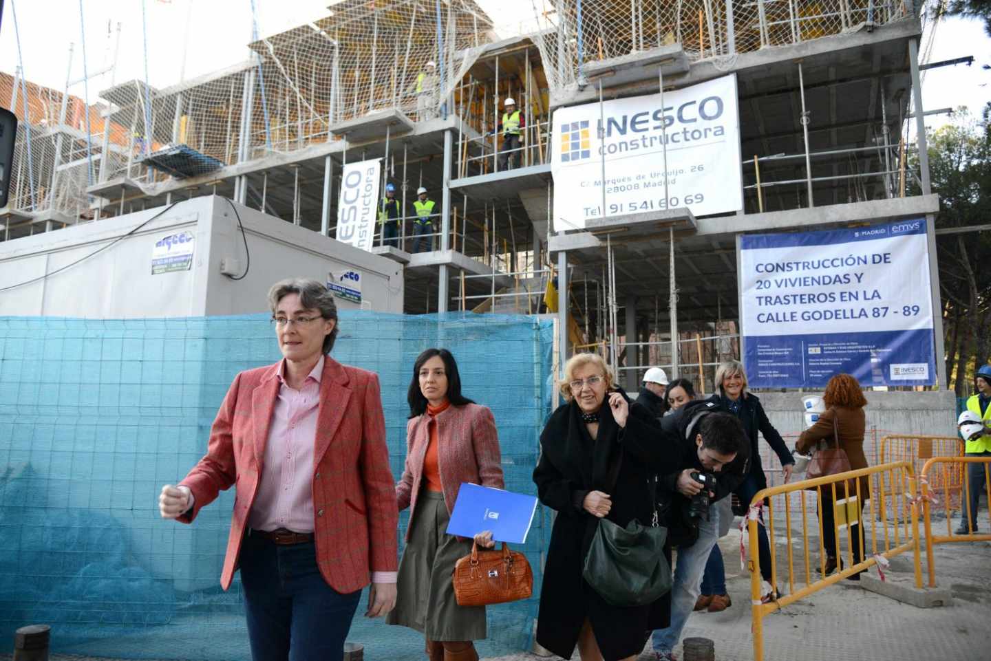 Carmena, Higueras y ediles de la oposición visitan una promoción de vivienda social en febrero de 2017.