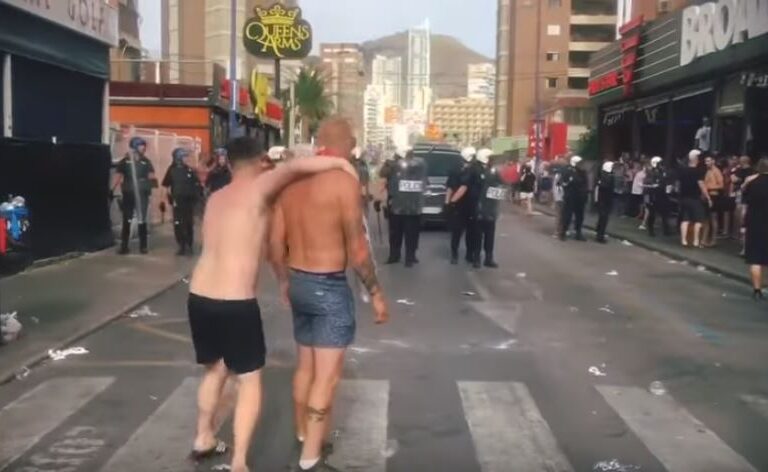 Calles cortadas y cientos de policías para blindar Benidorm frente a los hooligans