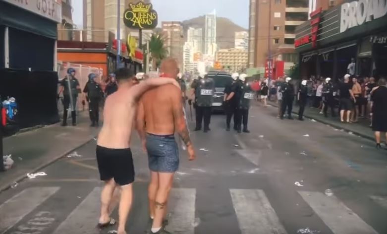 La Policía Nacional se enfrenta a hooligans ingleses en Benidorm tras el partido de cuartos de final contra Suecia.