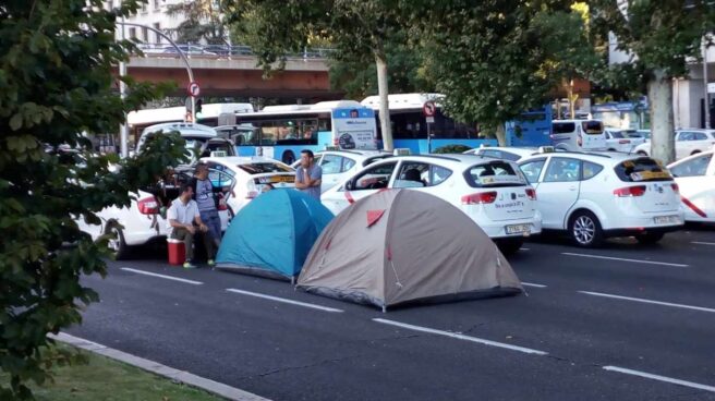 Los taxistas acampan en el Paseo de la Castellana de Madrid