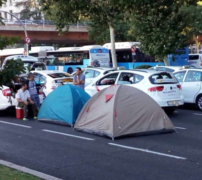 Los taxistas acampan en el Paseo de la Castellana de Madrid