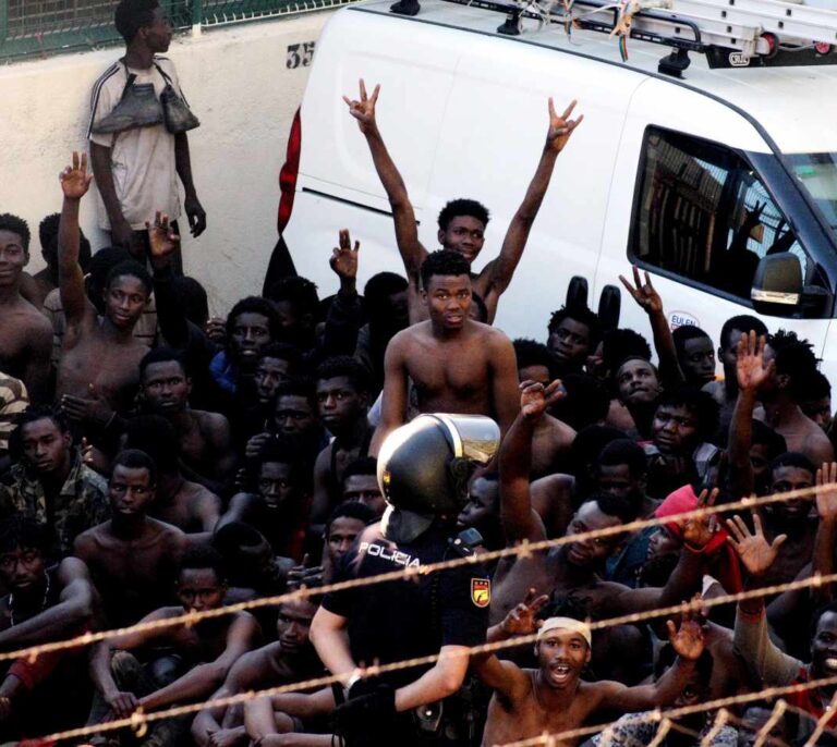 Unos 700 inmigrantes entran en Ceuta tras un salto masivo "con violencia sin precedentes"