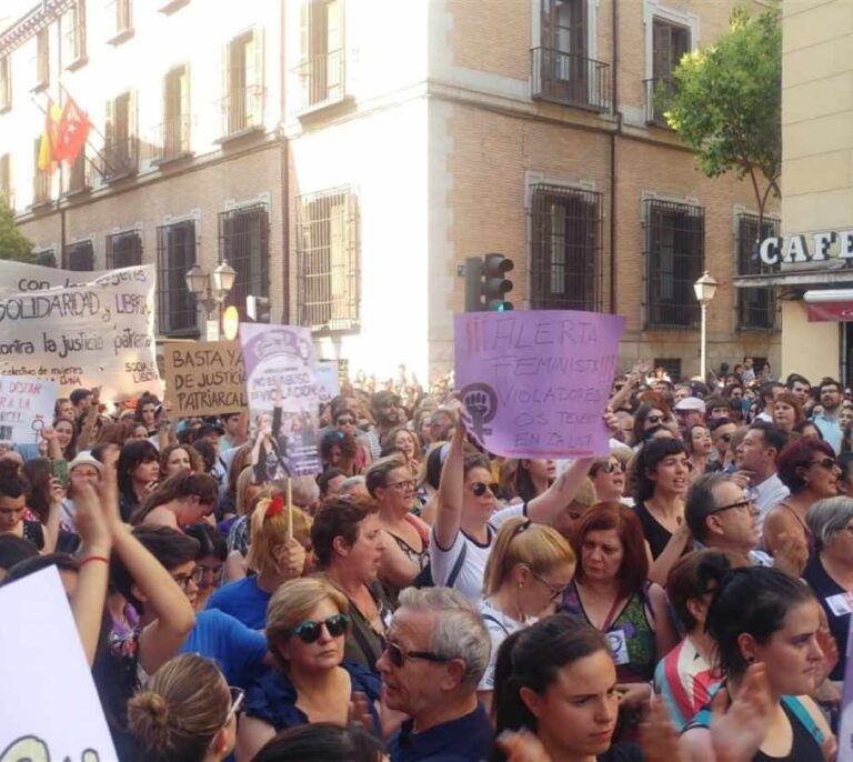 Proponen vestir una camiseta negra en el chupinazo de los Sanfermines en repulsa de 'La Manada'