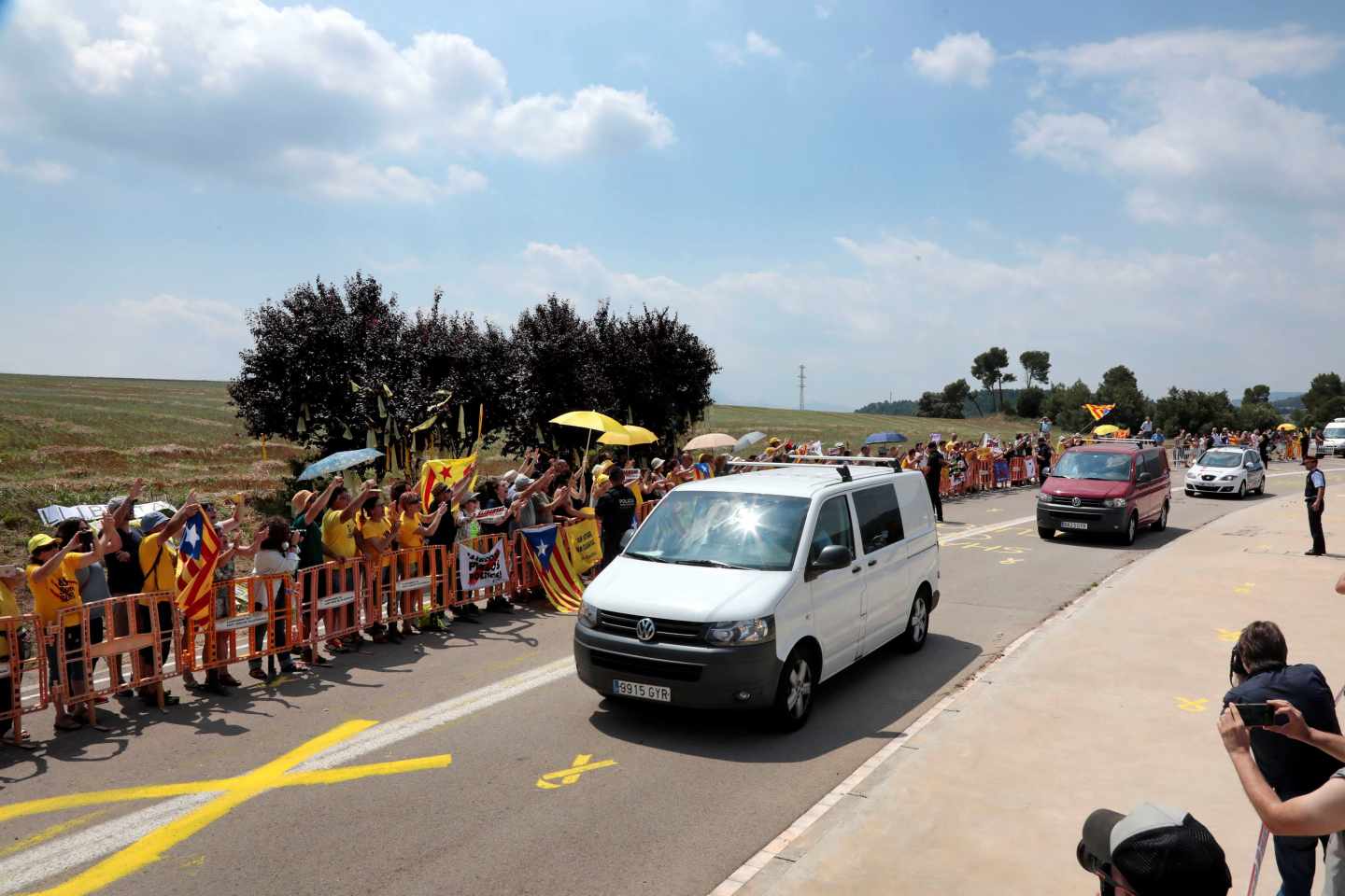 Jordi Turull, Joaquim Forn y Josep Rull, en el momento de su ingreso o en la cárcel barcelonesa de Lledoners.