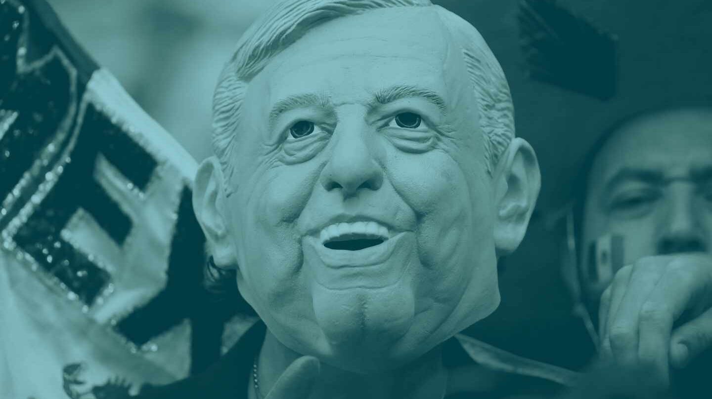Un aficionado mexicano, con una máscara de López Obrador durante el Brasil-México de este lunes.