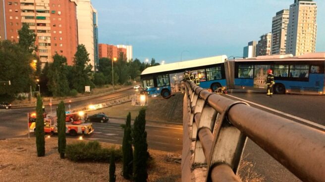 Un bus lanzadera del Mad Cool sin pasajeros queda suspendido de un puente Autobús lanzadera del Mad Cool accidentado.