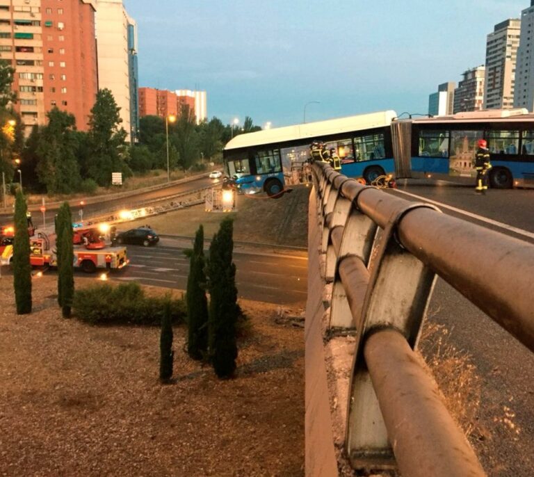 Un autobús lanzadera del Mad Cool sin pasajeros queda suspendido de un puente