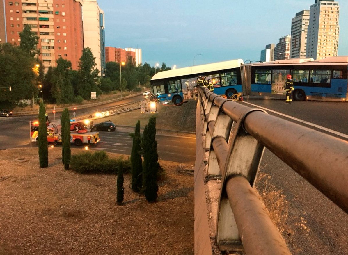 Autobús lanzadera del Mad Cool accidentado.