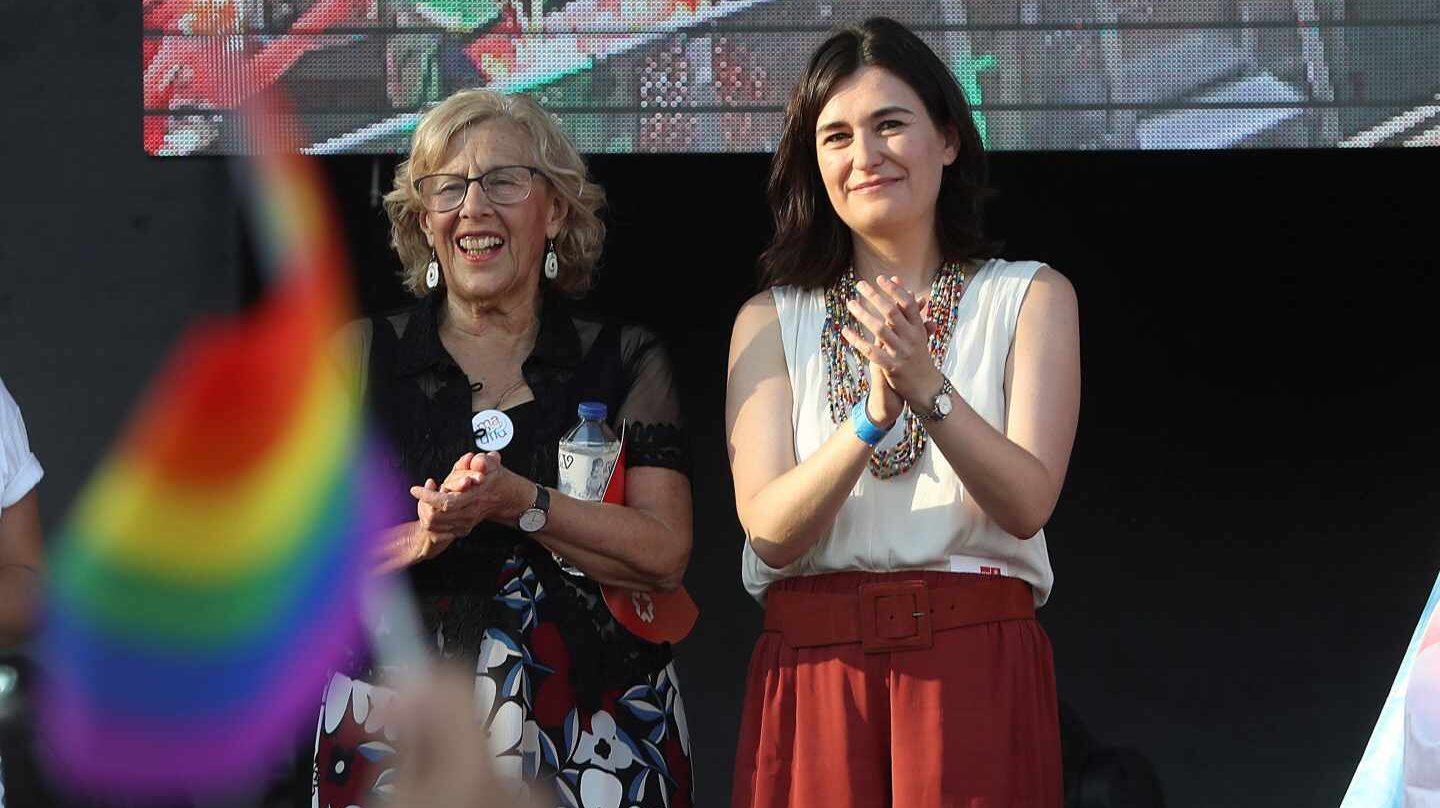 Manuela Carmena, junto a la ministra Carmen Montón durante la manifestación del Orgullo LGTBI en Madrid.