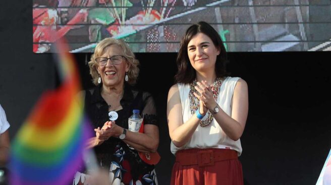 Manuela Carmena, junto a la ministra Carmen Montón durante la manifestación del Orgullo LGTBI en Madrid.