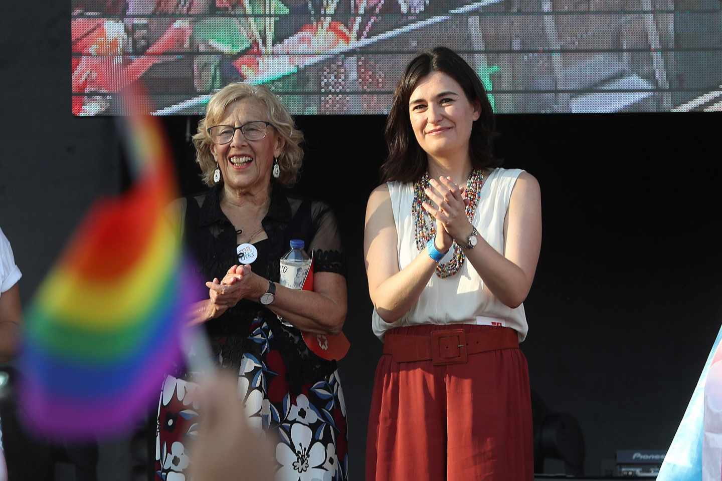 Manuela Carmena, junto a la ministra Carmen Montón durante la manifestación del Orgullo LGTBI en Madrid.