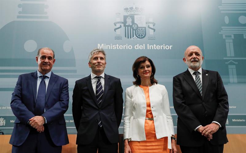 El minsitro, rodeado de los directores generales de la Policía Nacional y Guardia Civil y de la secretaria de Estado de Seguridad.