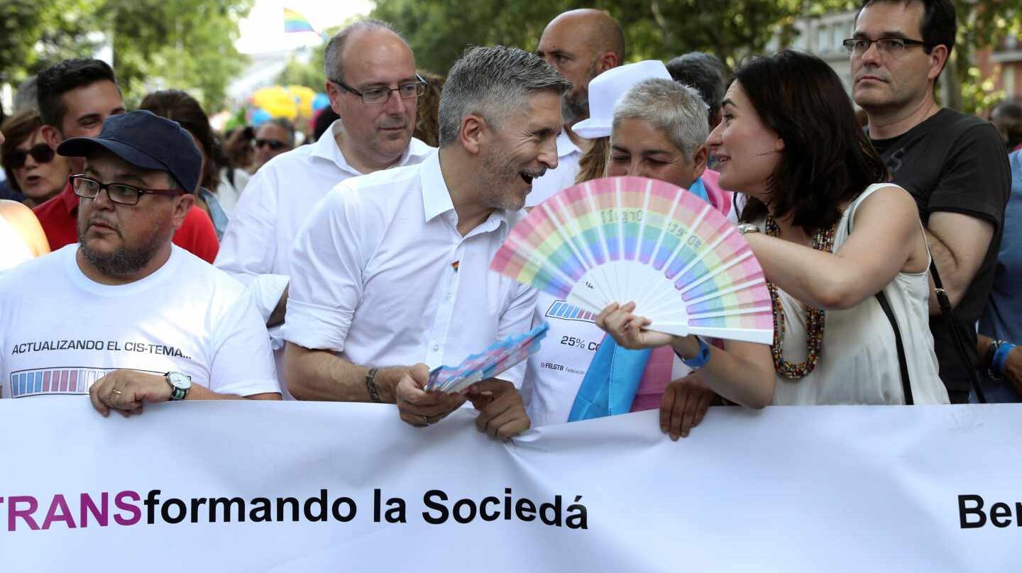 El ministro del Interior, Fernando Grande-Marlaska, en la cabecera de la manifestación del orgullo junto a la ministra de Sanidad, Carmen Montón.