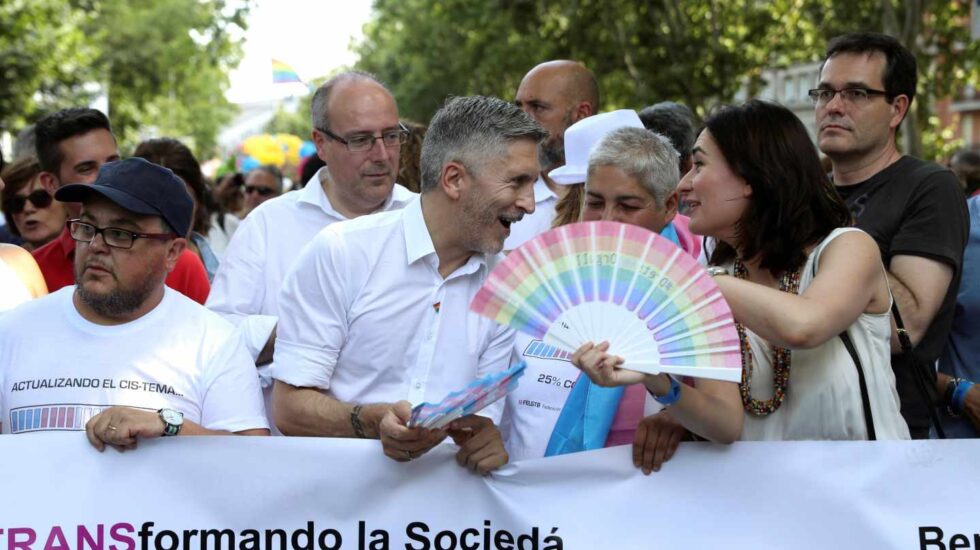 El ministro del Interior, Fernando Grande-Marlaska, en la cabecera de la manifestación del orgullo junto a la ministra de Sanidad, Carmen Montón.