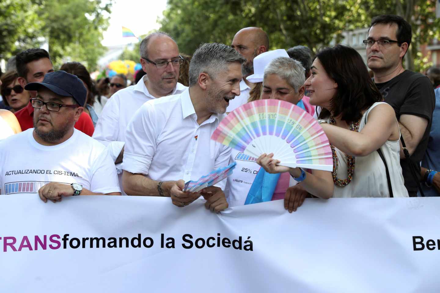 El ministro del Interior, Fernando Grande-Marlaska, en la cabecera de la manifestación del orgullo junto a la ministra de Sanidad, Carmen Montón.
