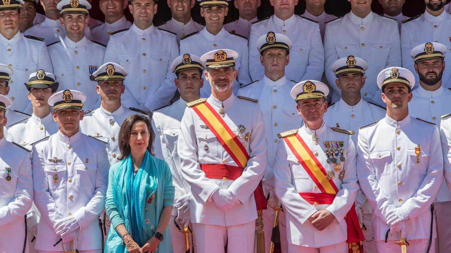 El rey Felipe VI acompañado de la ministra de Defensa, Margarita Robles, durante la entrega de reales despachos.