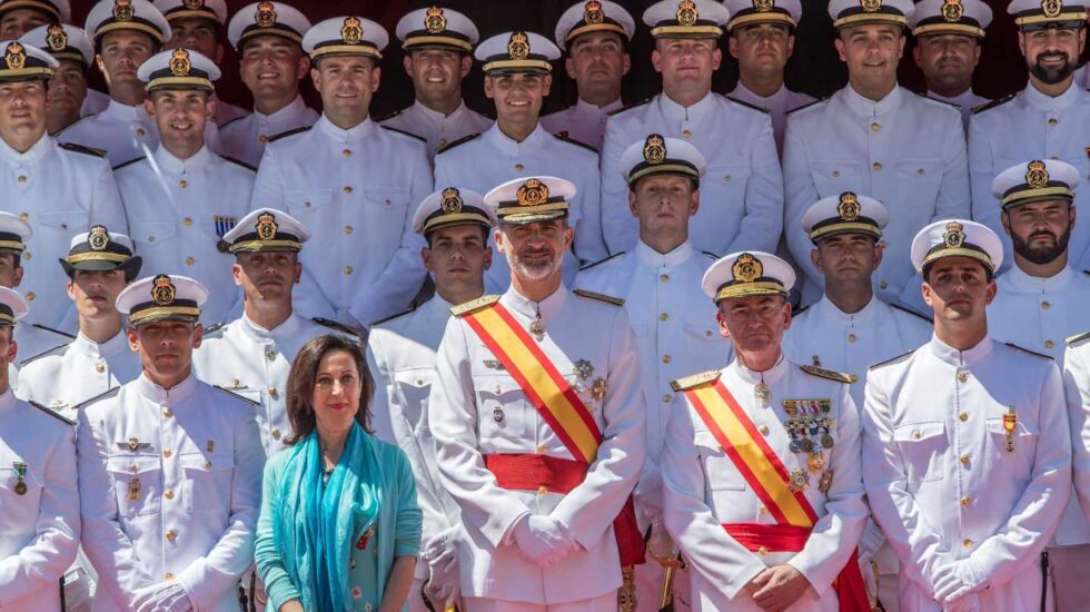 El rey Felipe VI acompañado de la ministra de Defensa, Margarita Robles, durante la entrega de reales despachos.