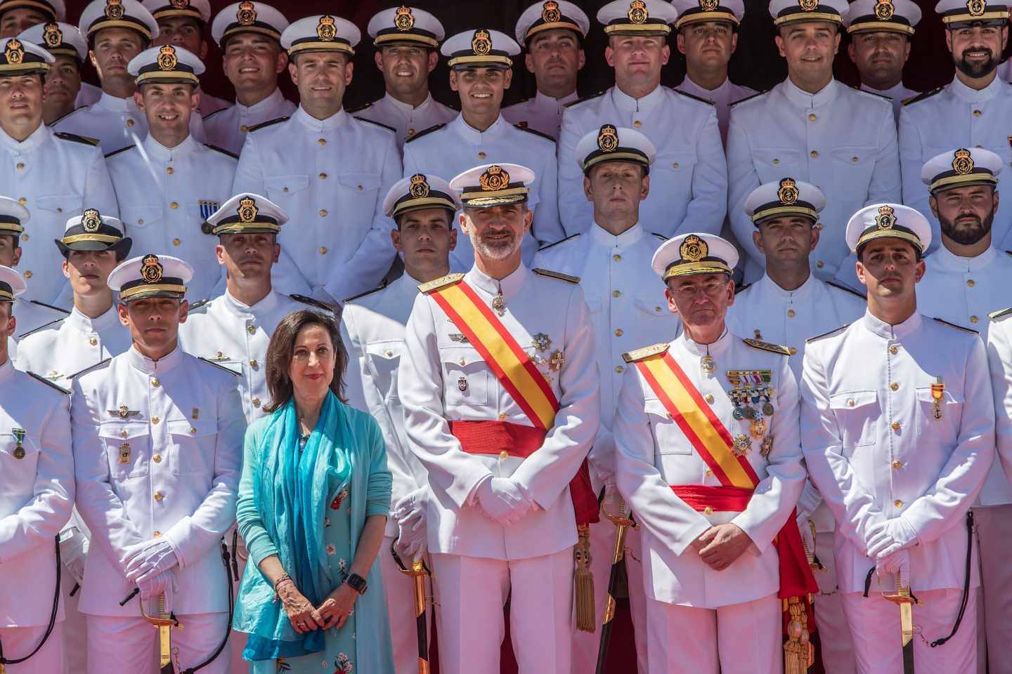 El rey Felipe VI acompañado de la ministra de Defensa, Margarita Robles, durante la entrega de reales despachos.