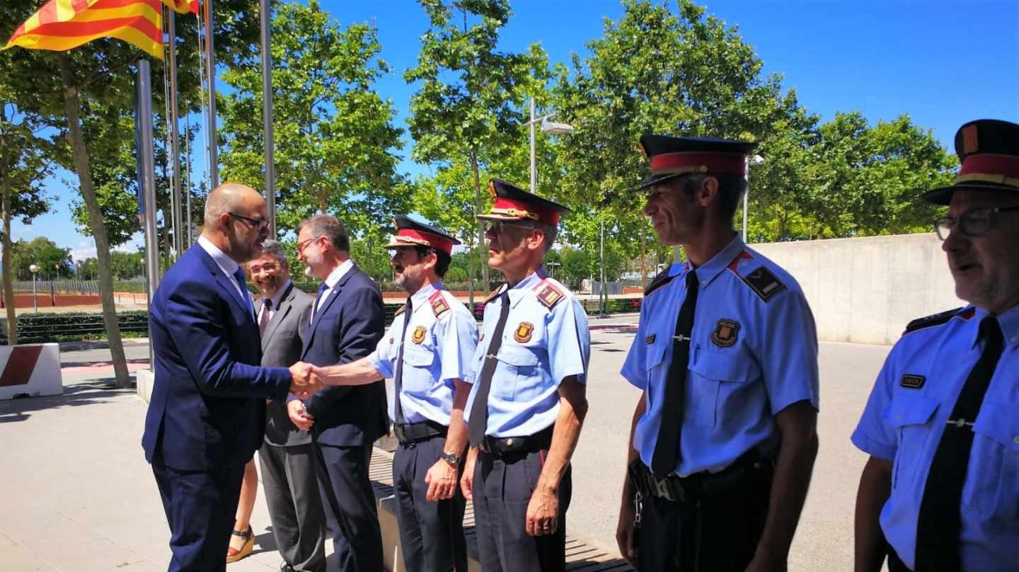 El conseller Miquel Buch saluda al comisario de los Mossos Ferran López.